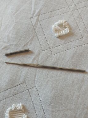 Vintage Made In England Flora Size 5 Crochet Hook With Safety Cap